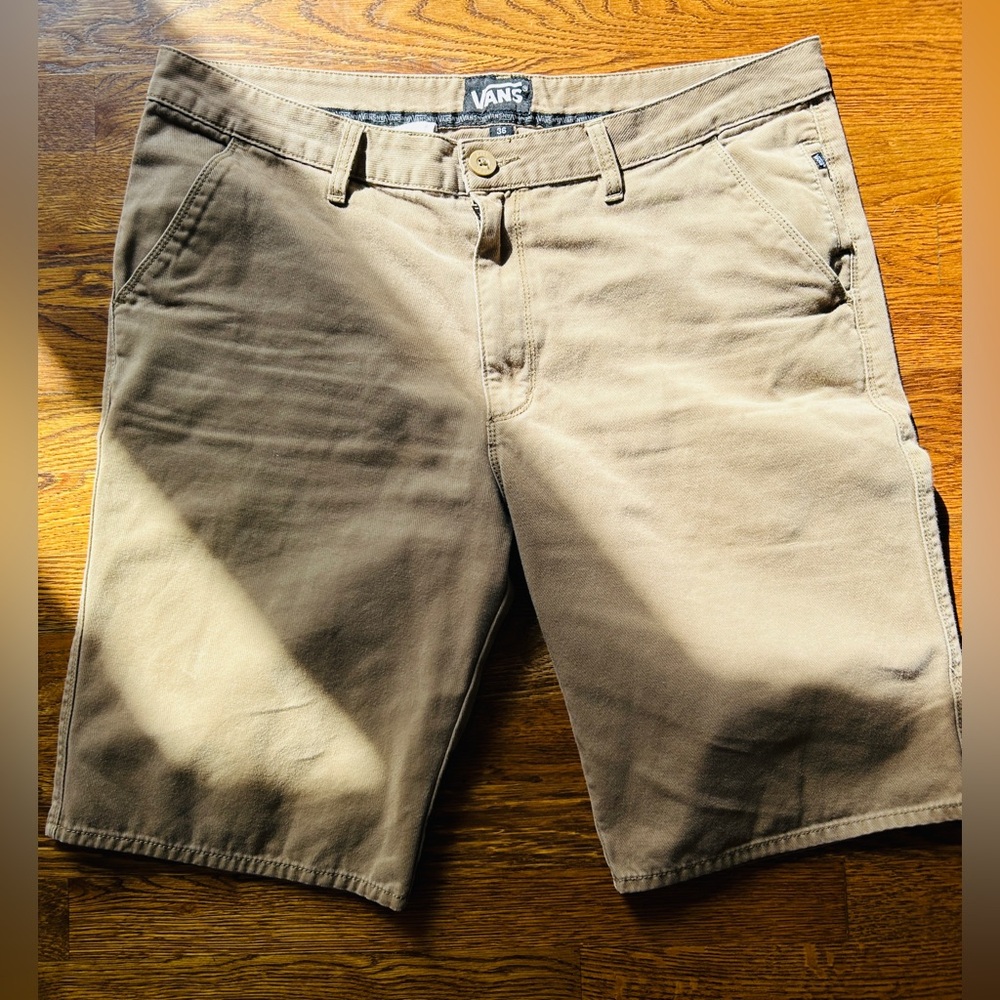 Vans men’s sz 36 22” shorts. Chino style Skateboard khaki.